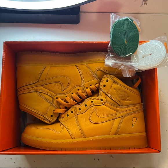 Brand new in box Gatorade collab with Jordan - Picture 5 of 7